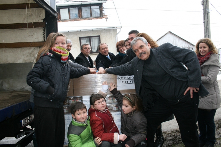 Megérkezett a COOP élelmiszeradománya Komárom-Esztergom megyébe 