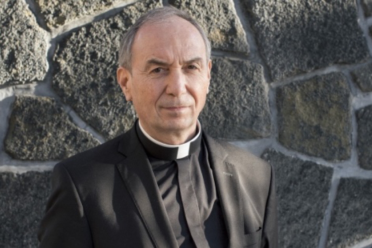 A Pápa segítségével távolítanák el a hívek a veszprémi érseket