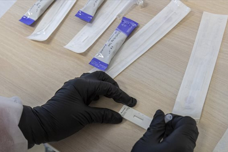 Februárban szűnik meg az Angliába utazók érkezés utáni tesztelési kötelezettsége