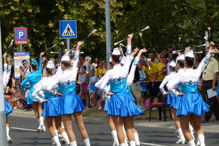 Helló Európa, helló Tatabánya! Menetelünk!