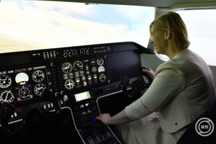 Repülőgép-szimulátort adtak át a Nyíregyházi Egyetemen