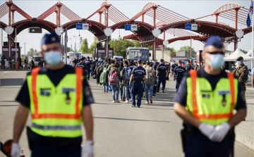 Tizennyolc busszal érkezetek migránsok Beremendre