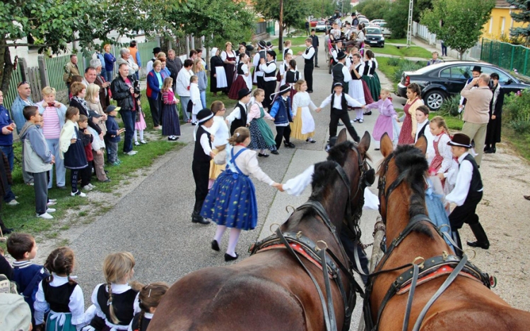 Mulatott Környe apraja és nagyja