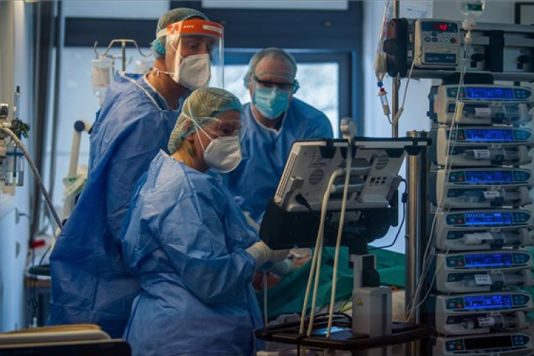 A fertőzöttek száma 139,7 millió, a halálos áldozatoké csaknem hárommillió a világon