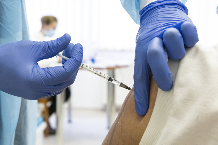 Jövő héttől kezdődik a harmadik oltási dózisok beadása Nagy-Britanniában