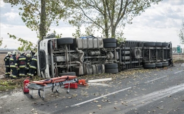 Árokba borult egy kamion a 4-es úton Debrecennél