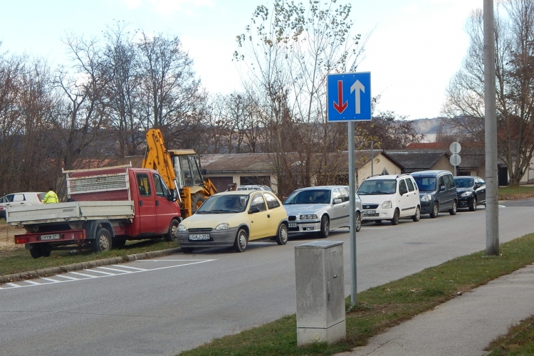 22 új parkoló a Gálon