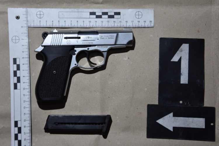 Gyerekeket fenyegetett pisztollyal 