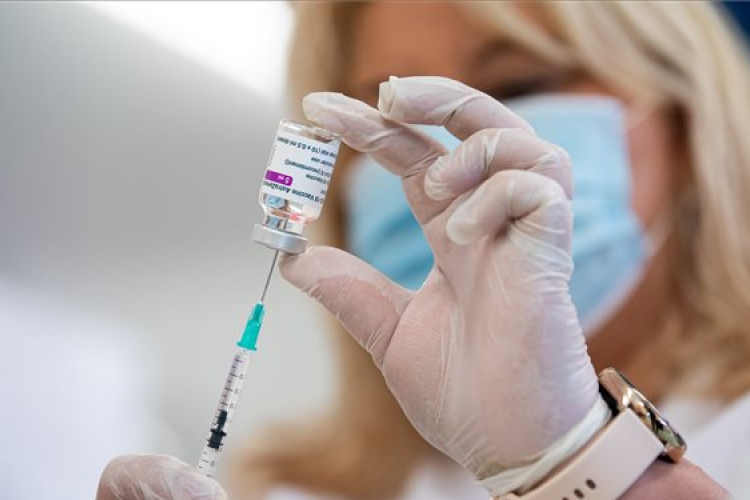 Május elejére négymillióan megkapják az első oltásukat