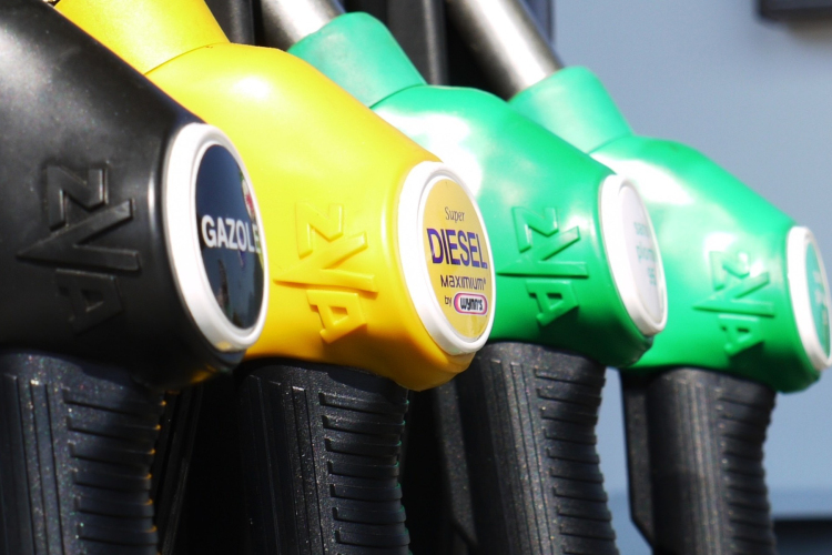 Brüsszel 32,5 forinttal szeretné emelni az üzemanyagok jövedéki adóját