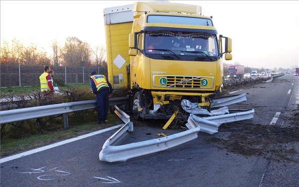 Kamion személyautóval ütközött az M5-ös autópályán